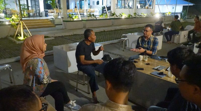 Team LUVTRIP Bersama Kepala Desa Ciasem Baru, Indah Aprianti SH dan Bapak H. Ruhimat, Bupati Subang periode 2018-2023 Subang. Jawa Barat (6/6/2024) Dokumentasi: LUVTRIP