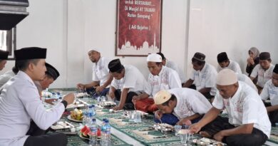 Karutan makan bersama wartawan dengan nasi cadong